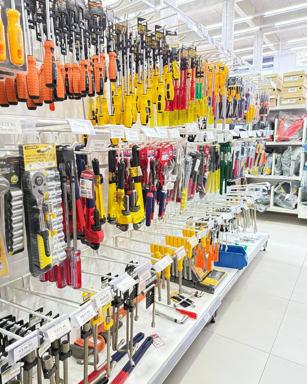 Balcão de ferramentas elétricas Makita, furadeiras, serras e discos Cortag